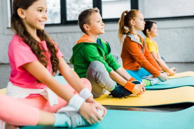 Varoluş çocuklar exersices fitness paspaslar üzerinde yapıyor