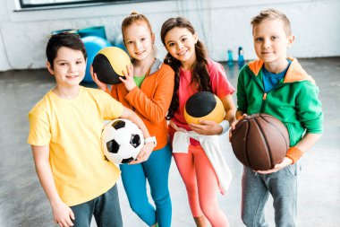 Heyecanlı çocuk topları ile poz spor giyim