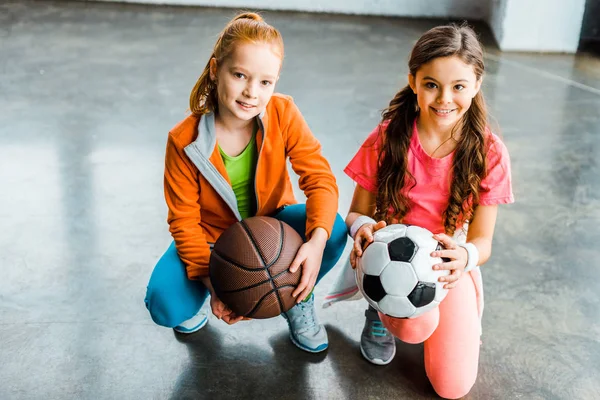 Χαριτωμένα Παιδιά Κρατούν Μπάλες Ποδοσφαίρου Και Μπάσκετ — Φωτογραφία Αρχείου