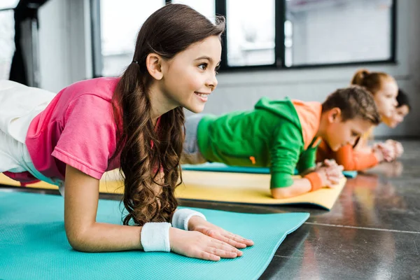 Børn Laver Plankemotion Fitnessmåtter Fitnesscenter - Stock-foto