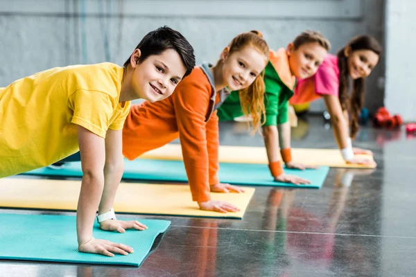 Copii Veseli Care Fac Exerciții Scândură Uită Cameră — Fotografie, imagine de stoc
