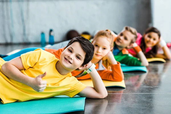 Crianças Alegres Deitadas Tapetes Fitness Ginásio — Fotografia de Stock