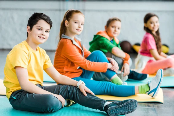 Vrolijke Preteen Kinderen Zitten Matten Sportschool — Stockfoto