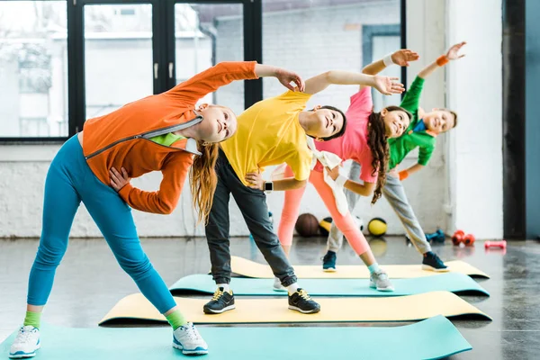 Preteen Crianças Fazendo Exercício Esportivo Ginásio — Fotografia de Stock