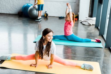 Şirin çocuklar sicim spor salonunda fitness paspaslar üzerinde yapıyor