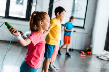 Varoluş çocuklar spor salonunda halatlar atlama ile eğitim