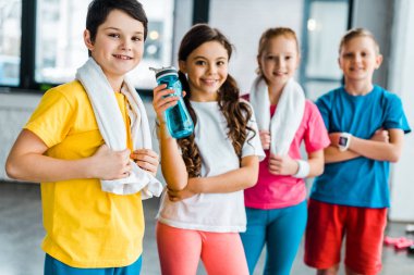 Grup birlikte sonra eğitim poz havlu ile çocuk