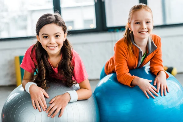 Glada Barn Poserar Fitness Bollar Med Leende — Stockfoto