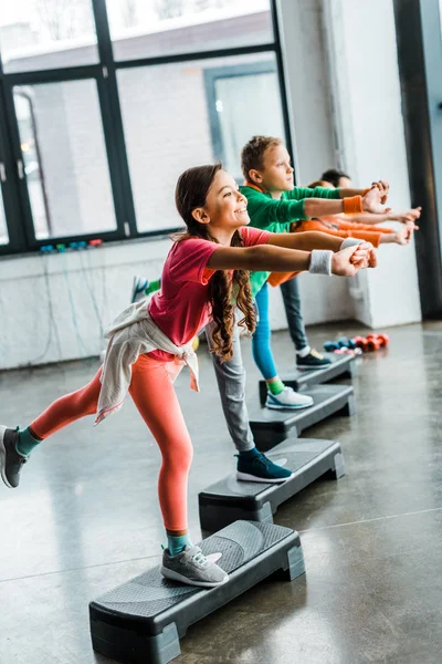 Copiii Fac Exerciții Echilibru Platformele Pas — Fotografie, imagine de stoc