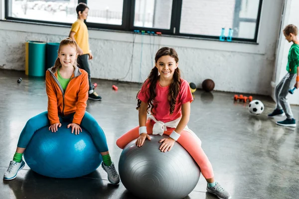 Crianças Posando Com Sorriso Enquanto Sentado Bolas Fitness — Fotografia de Stock