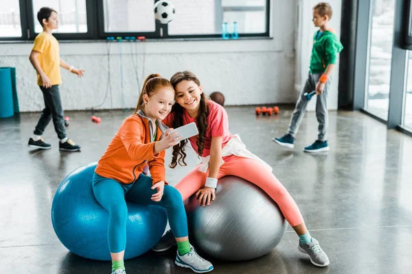 Spor Salonunda Fitness Topları Selfie Çekici Çocuklar — Stok fotoğraf