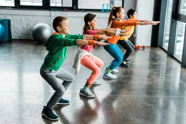 Grupp Barn Som Gör Knäböj Gymmet — Stockfoto