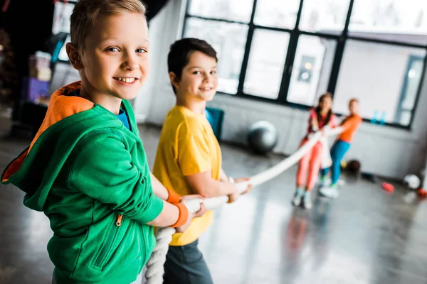 Gelukkige Jonge Geitjes Spelen Touwtrekken Sportschool — Stockfoto