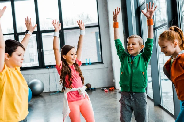 Groep Van Het Lachen Van Kinderen Opstaan Sportschool Met Handen — Stockfoto