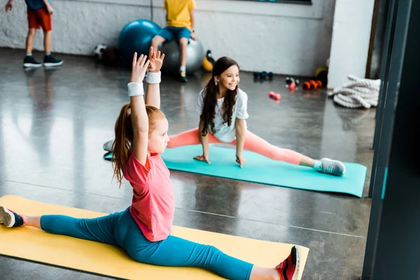 Niños Haciendo Twine Colchonetas Fitness Gimnasio — Foto de Stock