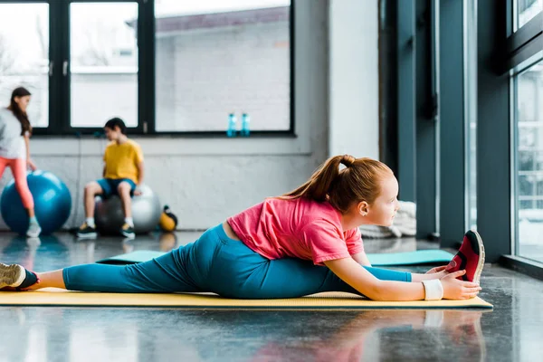 Kid Sportswear Fazendo Cordel Ginásio — Fotografia de Stock