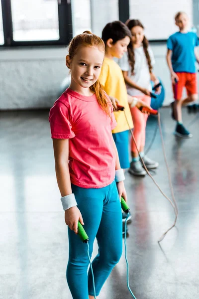 Glada Preteen Barnen Poserar Med Hoppa Rep — Stockfoto