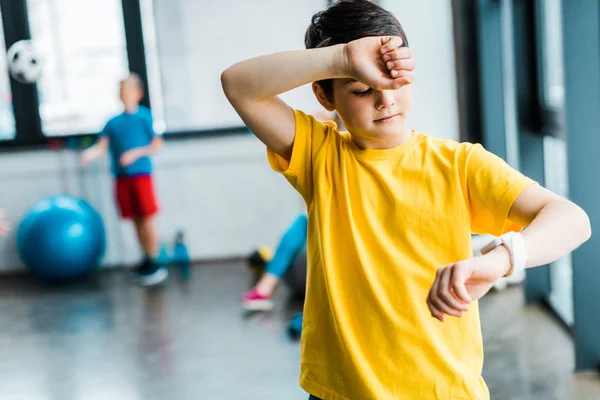 Niño Cansado Mirando Smartwatch Gimnasio —  Fotos de Stock