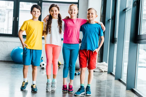 Preteen Barn Embracing Efter Träning Gym — Stockfoto