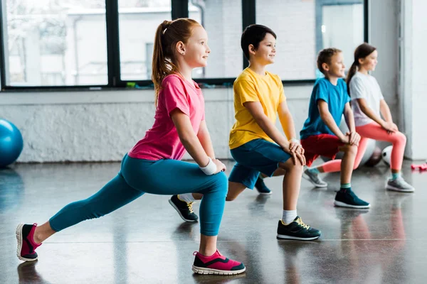 Gruppe Fröhlicher Kinder Beim Stretching Der Turnhalle — Stockfoto