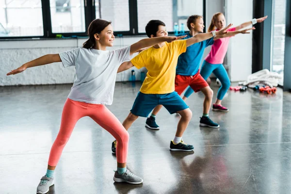 Grupo Niños Haciendo Ejercicio Deportivo Gimnasio —  Fotos de Stock