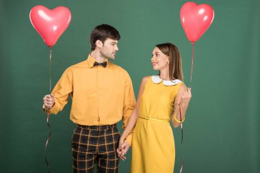 güzel çift el ve kalp tutan yeşil izole balon şeklinde