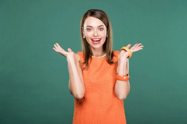 Mooie Gelukkige Vrouw Oranje Jurk Gebaren Met Handen Kijken Naar — Stockfoto