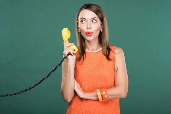 Bela Mulher Elegante Amuada Lábios Segurando Telefone Retro Isolado Verde — Fotografia de Stock