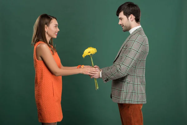 Schöner Mann Vintage Kleidung Überreicht Blumen Schöne Glückliche Frau Isoliert — Stockfoto