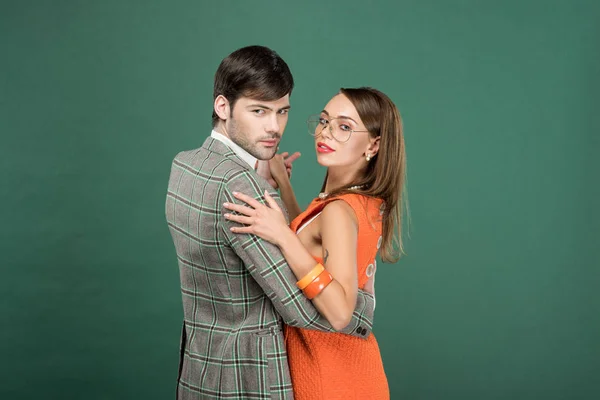 Hermosa Pareja Ropa Vintage Bailando Mirando Cámara Aislada Verde —  Fotos de Stock