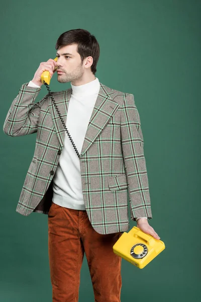 Красивый Мужчина Винтажной Одежде Говорит Ретро Вращающийся Телефон Изолирован Зеленый — стоковое фото