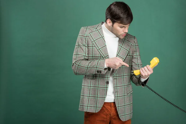 Hombre Guapo Insatisfecho Ropa Vintage Apuntando Con Dedo Teléfono Retro — Foto de Stock