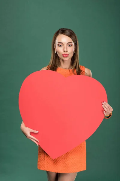 Hermosa Mujer Sosteniendo Tarjeta Papel Forma Corazón Con Espacio Copia — Foto de Stock