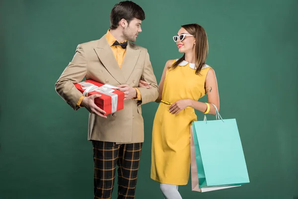 Hermosa Pareja Ropa Vintage Con Bolsas Compras Aisladas Verde — Foto de Stock