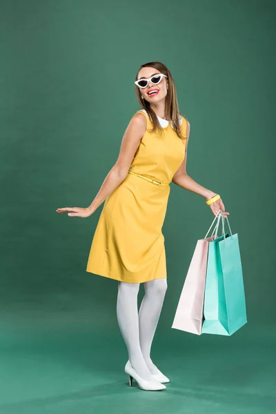 Stijlvolle Vrouw Gele Jurk Zonnebril Glimlachend Met Boodschappentassen Poseren Groene — Stockfoto