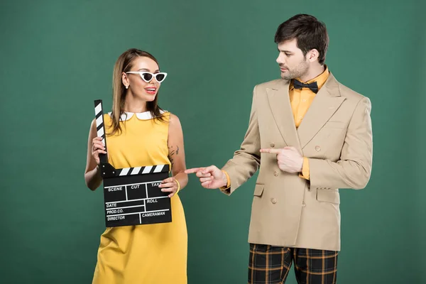 Hombre Ropa Vintage Señalando Con Los Dedos Mujer Con Clapperboard — Foto de Stock