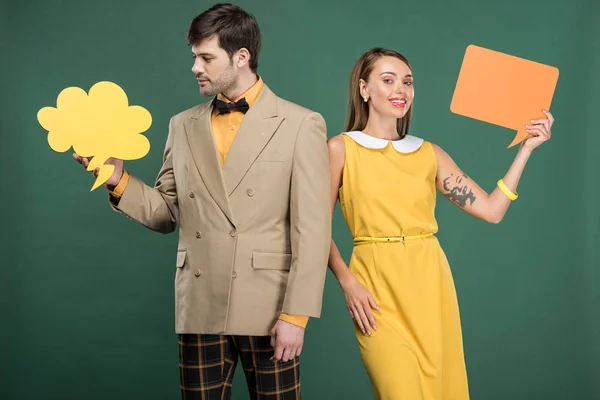 Casal Atraente Roupas Vintage Segurando Bolha Fala Pensamento Bolha Isolada — Fotografia de Stock