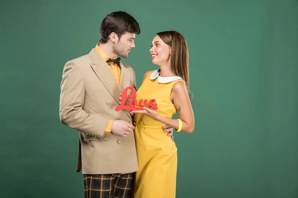 Hermosa Pareja Ropa Vintage Sosteniendo Palabra Decorativa Amor Aislado Verde — Foto de Stock