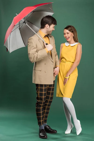 Hermosa Pareja Riendo Ropa Vintage Posando Con Paraguas Sobre Fondo — Foto de Stock