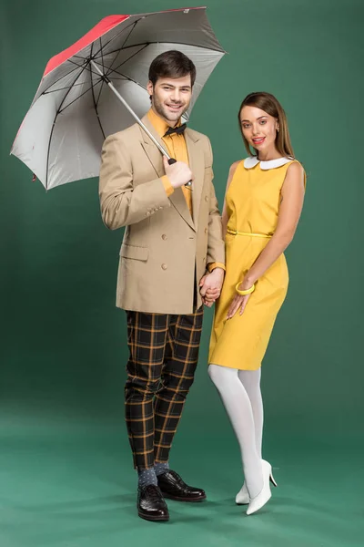 Mooie Lachende Paar Vintage Kleding Poseren Met Paraplu Groene Achtergrond — Stockfoto