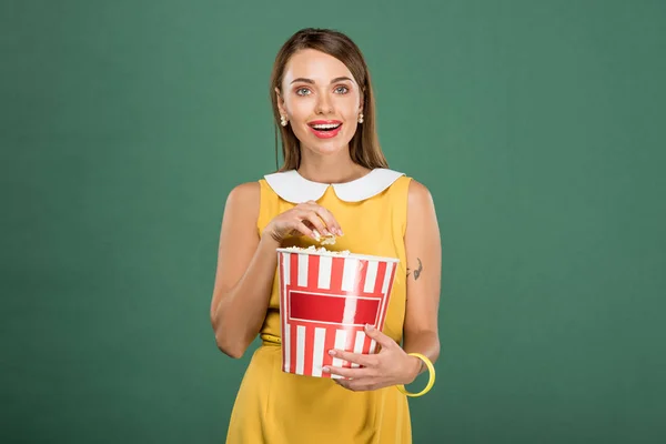 Vacker Kvinna Håller Hink Popcorn Och Titta Kameran Isolerad Grön — Stockfoto