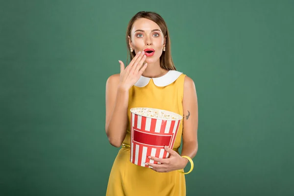 Kaunis Yllättynyt Nainen Tilalla Ämpäri Popcornia Peittää Suun Käsin Eristetty — kuvapankkivalokuva