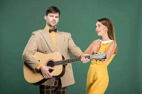 Stilig Man Vintagekläder Som Spelar Akustisk Gitarr Medan Vacker Kvinna — Stockfoto