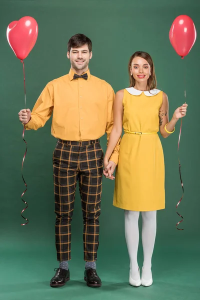 Hermosa Pareja Sonriente Cogida Mano Globos Forma Corazón Mientras Mira — Foto de Stock