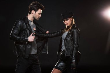 güzel moda iki deri ceket siyah arka plan üzerine poz sonra