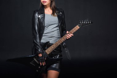 elektro gitar izole siyah deri ceket içinde kadın kırpılmış görünümü