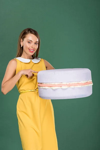 Mooie Lachende Vrouw Wijzen Met Vinger Naar Macaroon Model Geïsoleerd — Stockfoto