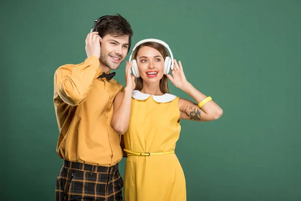 Vackra Lyckliga Paret Vintagekläder Med Hörlurar Isolerad Grön — Stockfoto