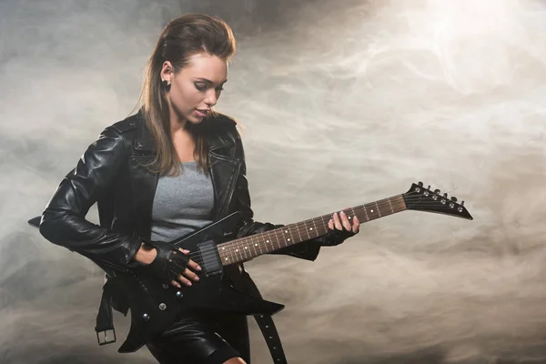 Bela Mulher Jaqueta Couro Tocando Guitarra Elétrica Fundo Fumegante — Fotografia de Stock