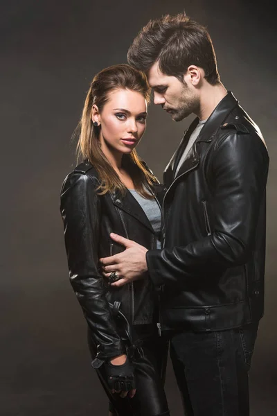 Beautiful Couple Leather Jackets Embracing Dark Background — Stock Photo, Image
